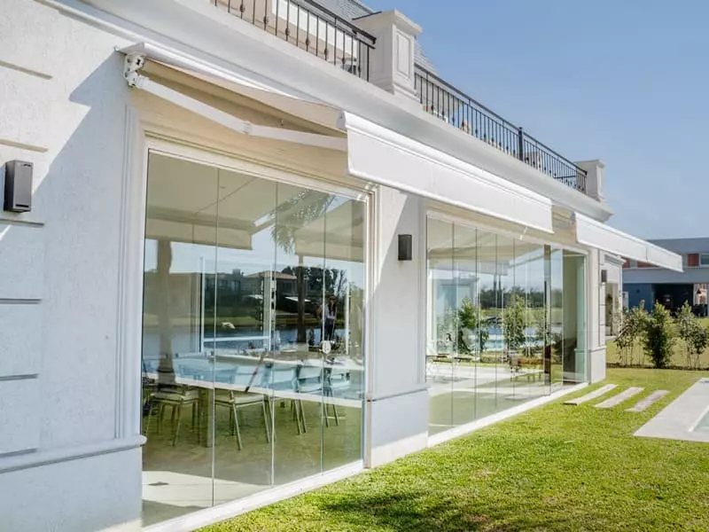 Toldo brazo invisible para casa